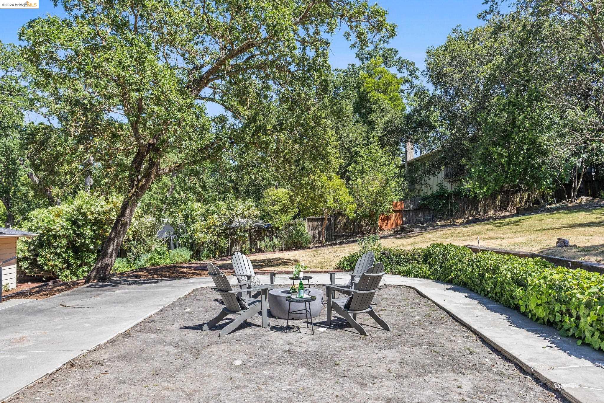 3277 Glenside Dr