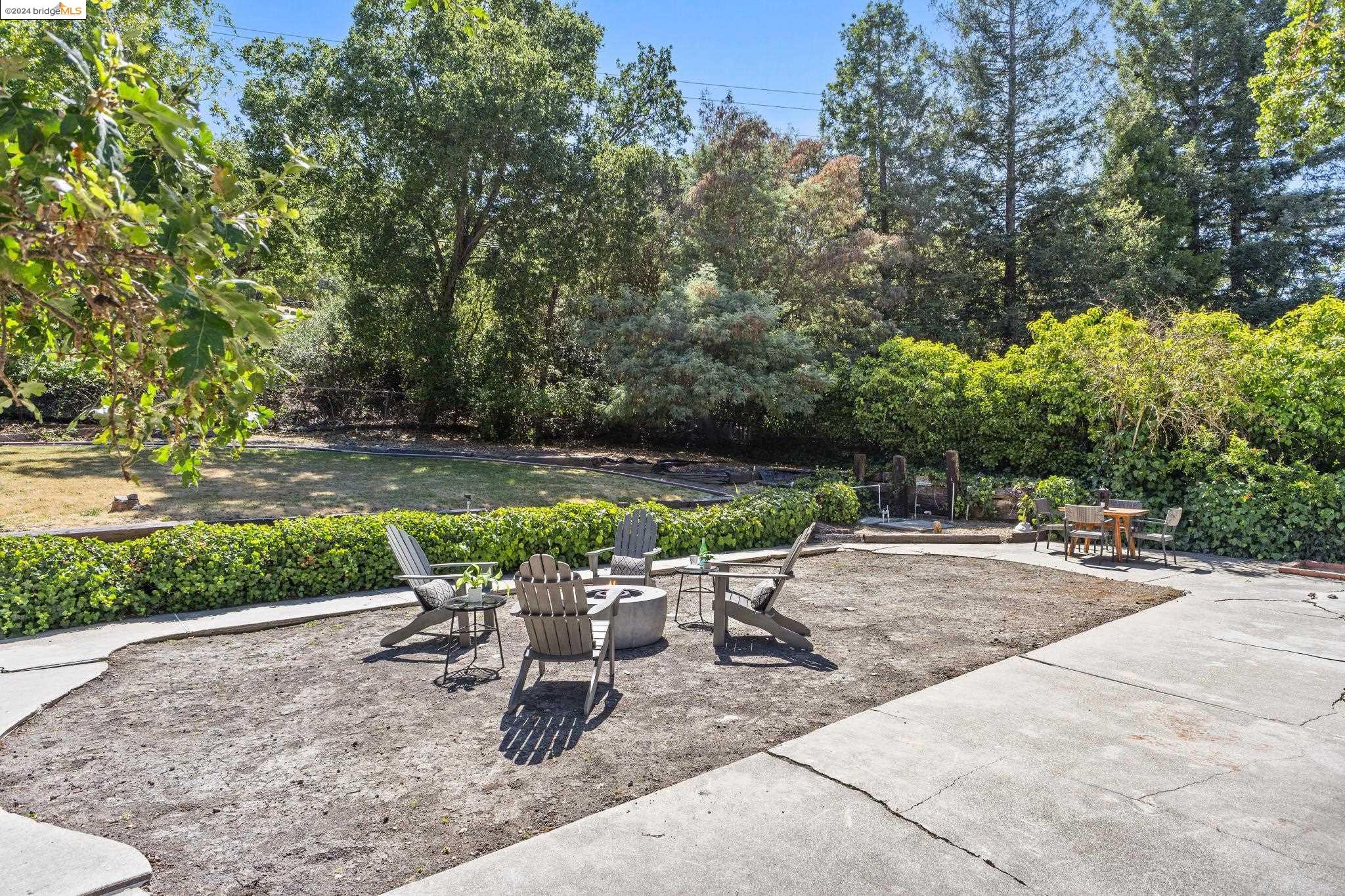 3277 Glenside Dr