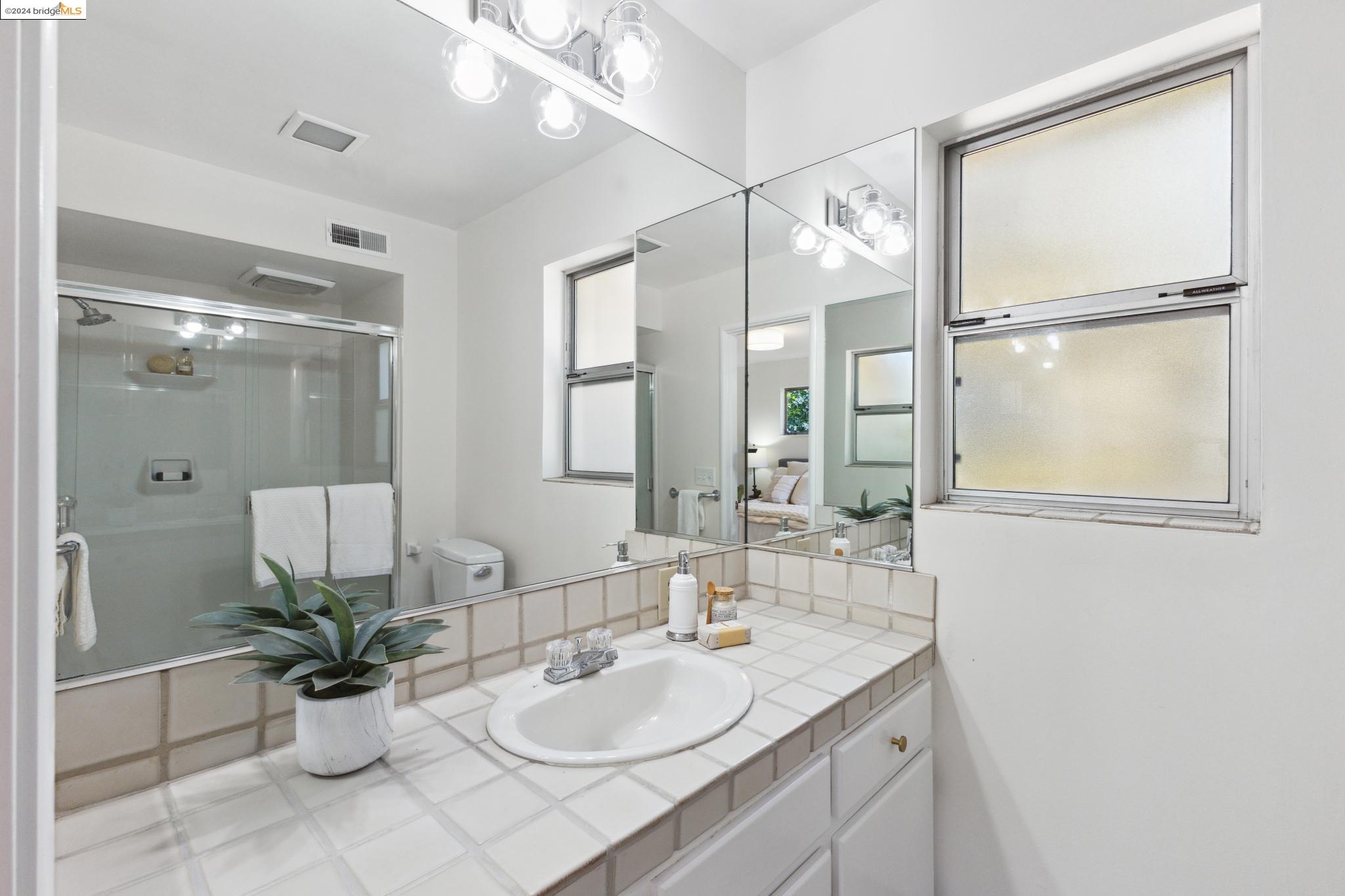 3277 Glenside Dr