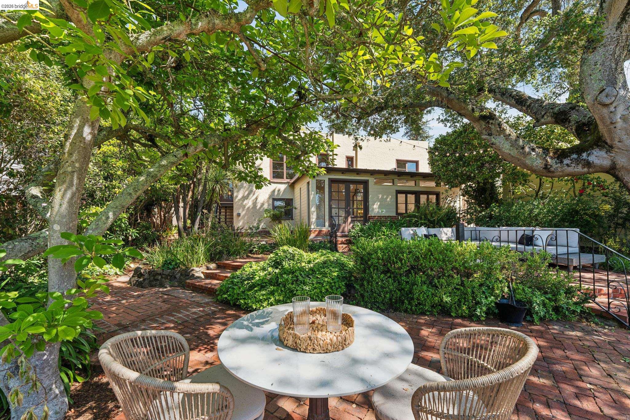 2615 La Cuesta Ave