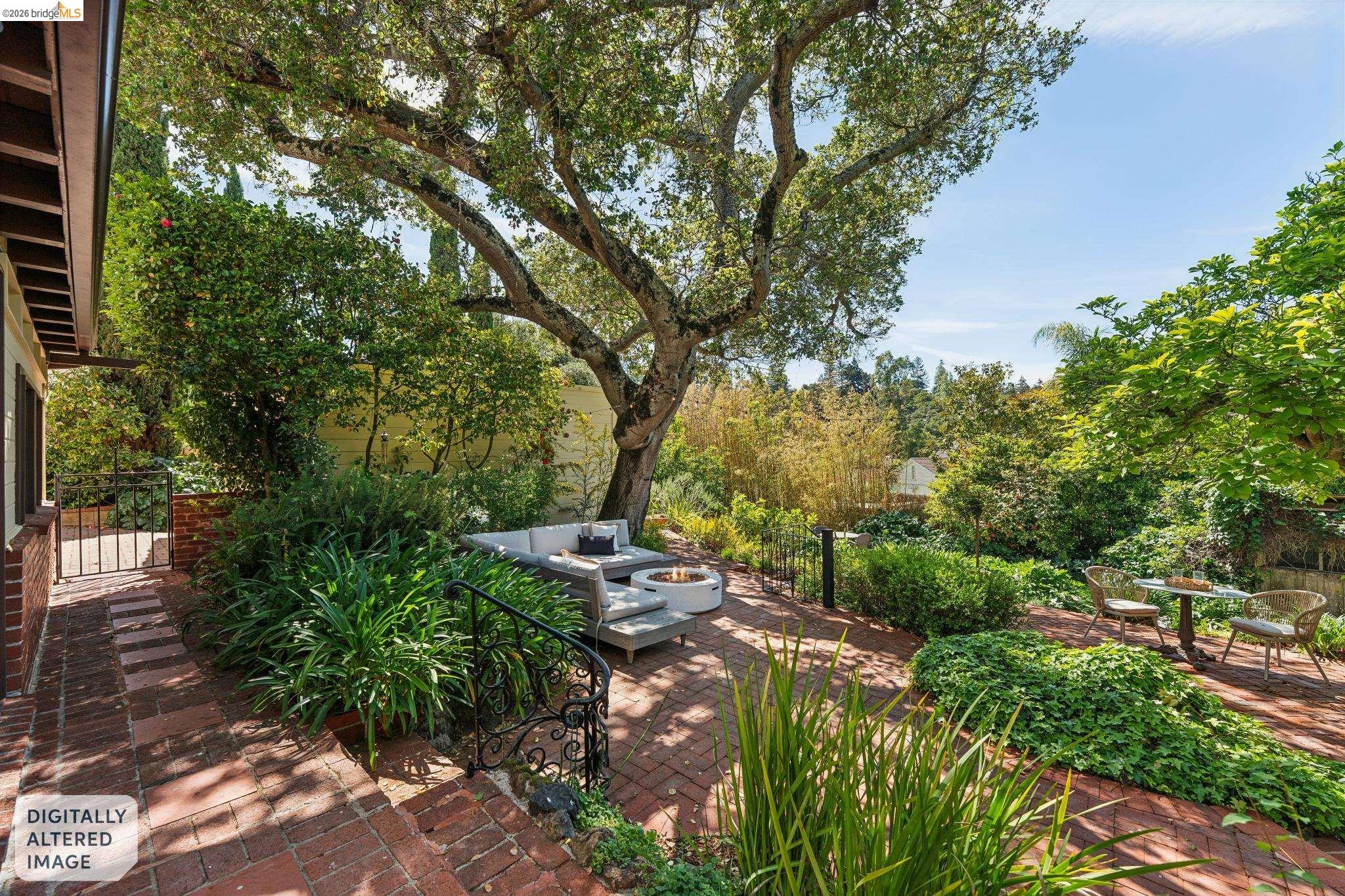 2615 La Cuesta Ave