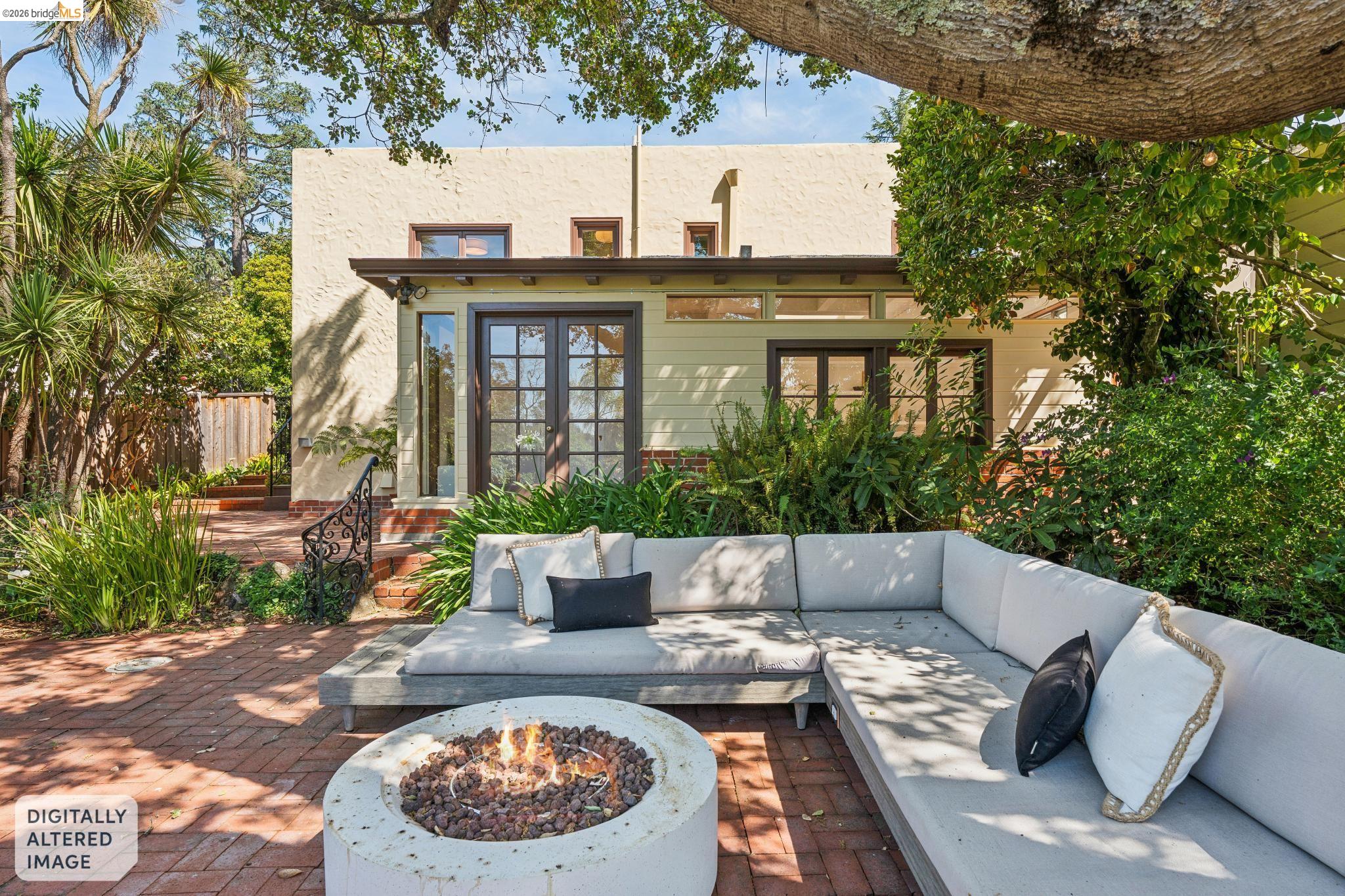 2615 La Cuesta Ave