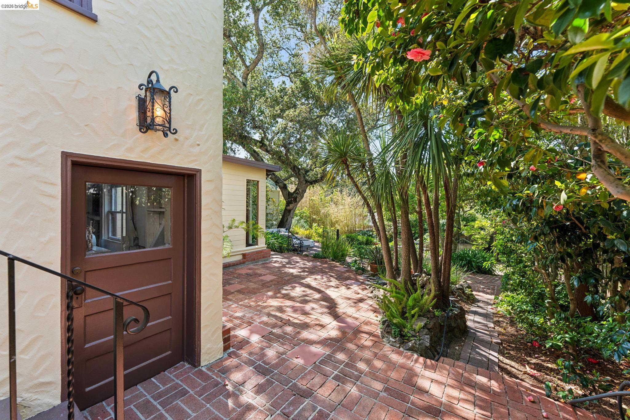 2615 La Cuesta Ave