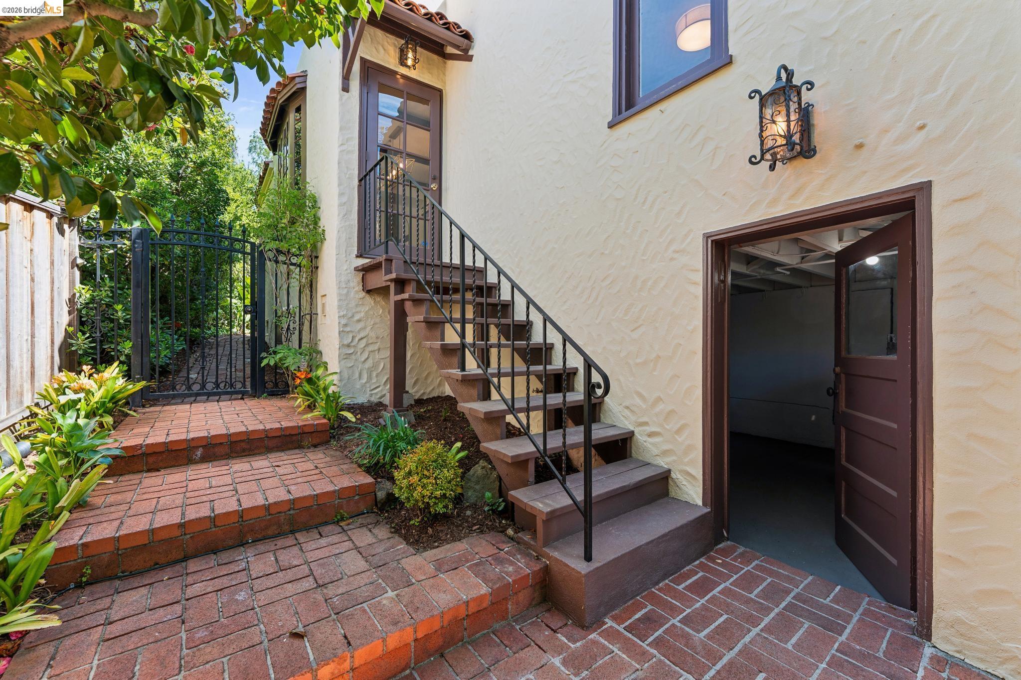 2615 La Cuesta Ave