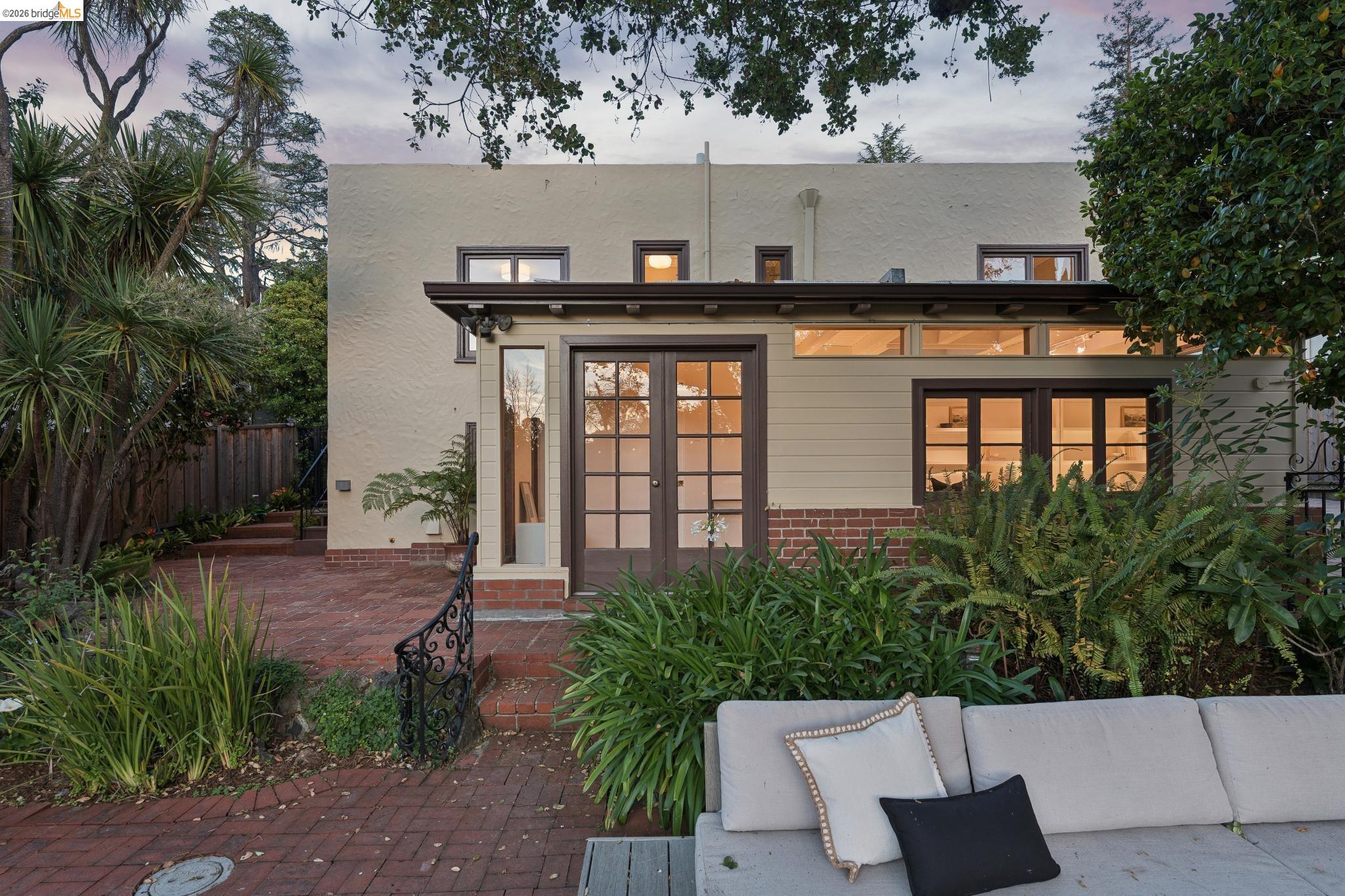 2615 La Cuesta Ave