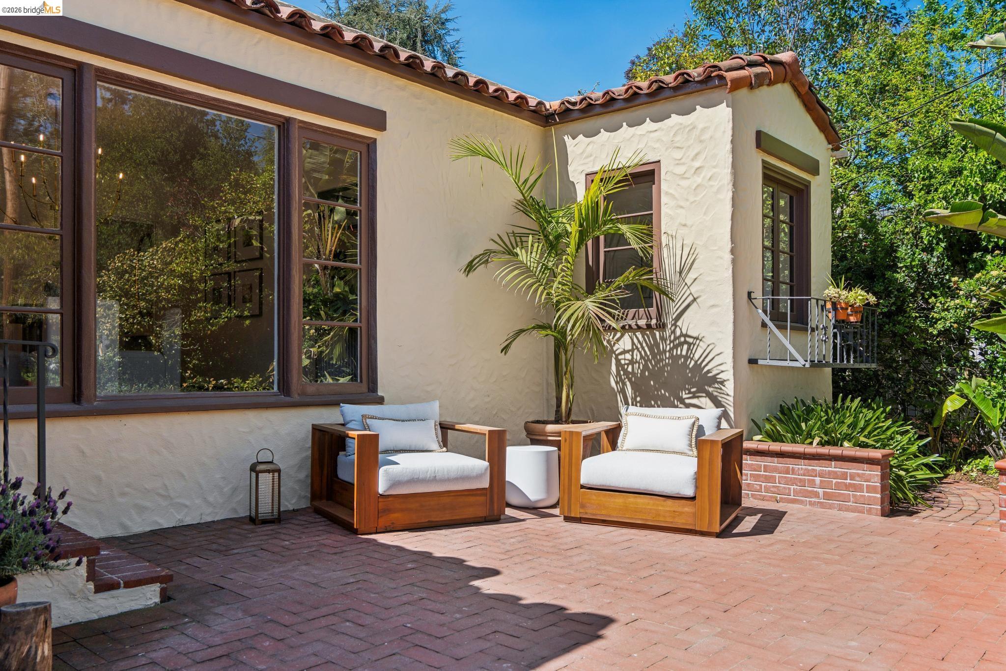 2615 La Cuesta Ave