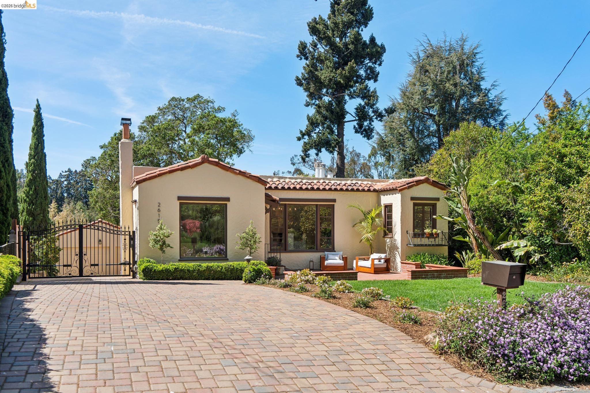 2615 La Cuesta Ave