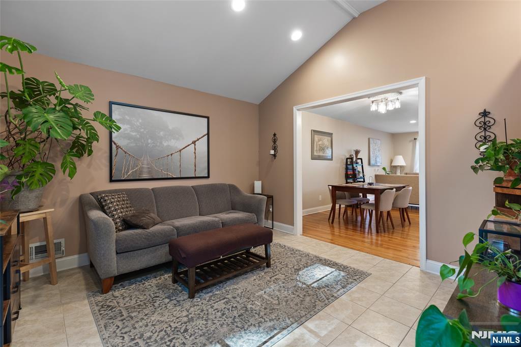 27 Minnehaha Boulevard