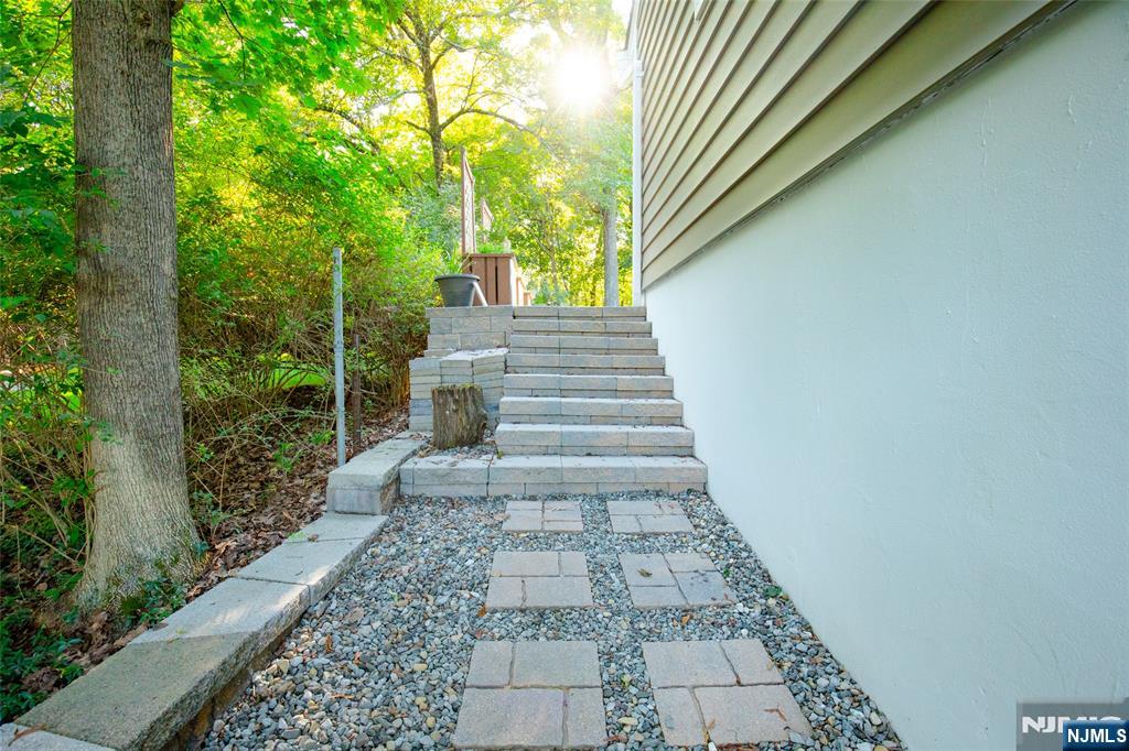 27 Minnehaha Boulevard