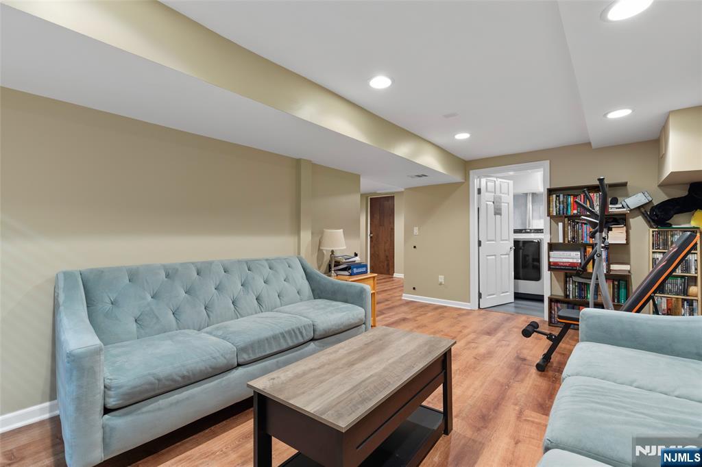 27 Minnehaha Boulevard
