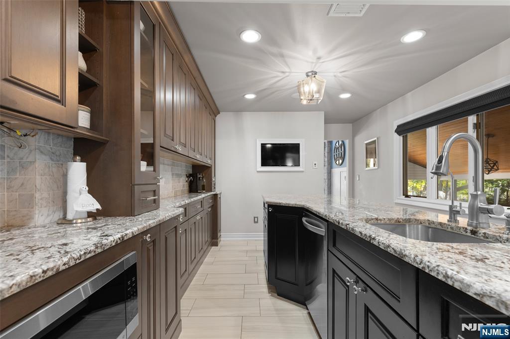 28 Minnehaha Boulevard