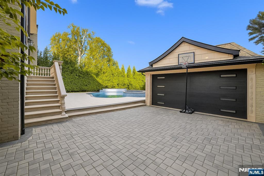 1096 Briar Way