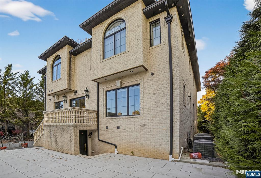 1096 Briar Way