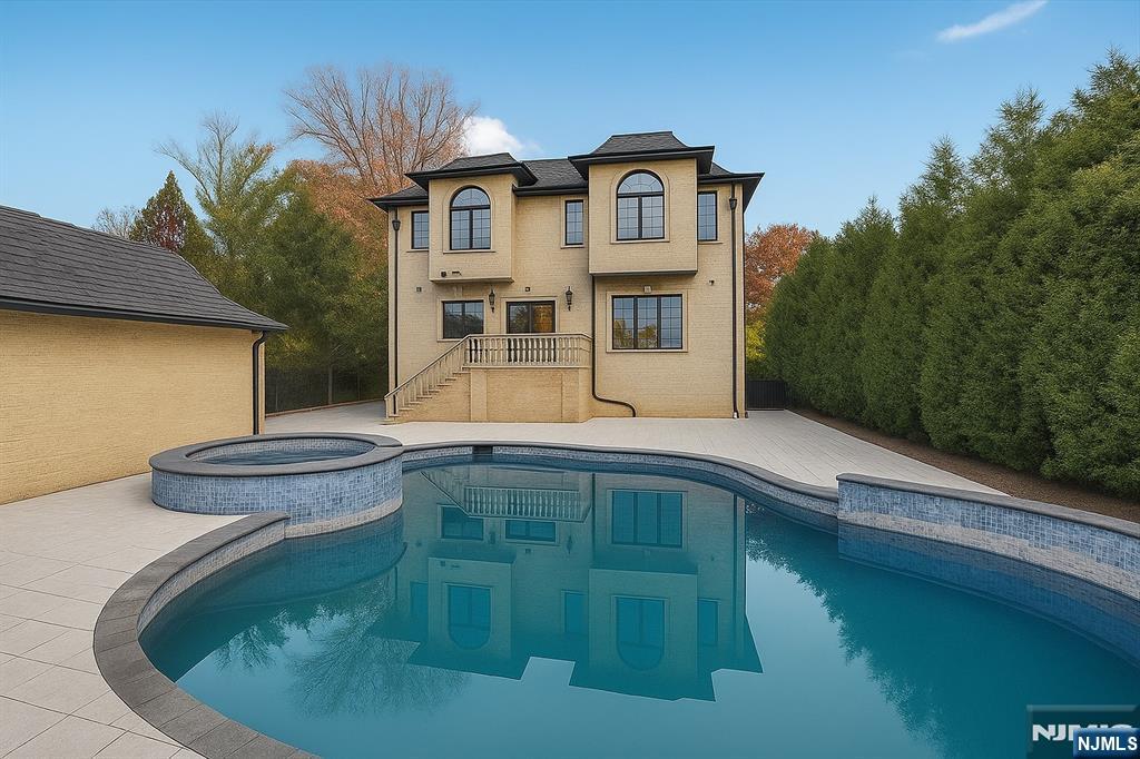 1096 Briar Way