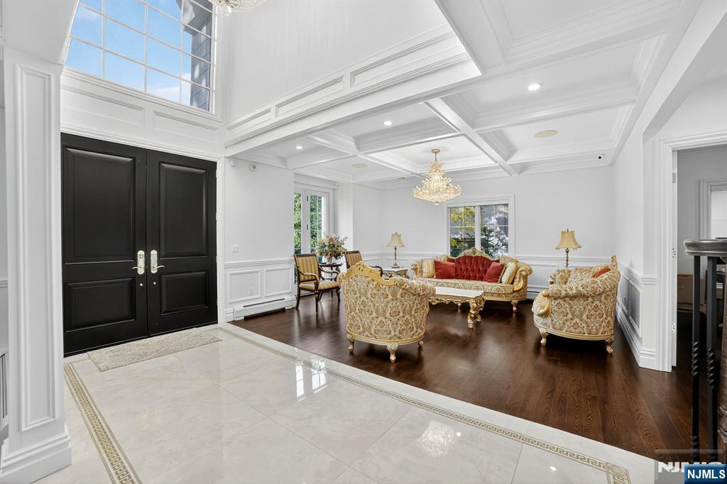 1096 Briar Way