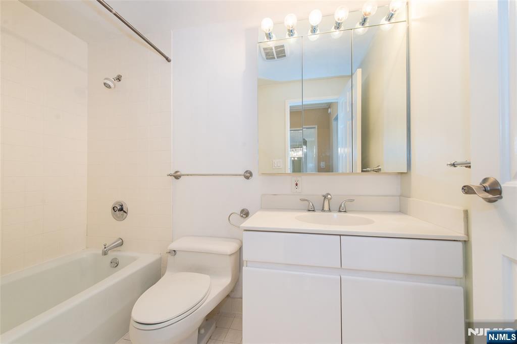 900 Palisade 18N