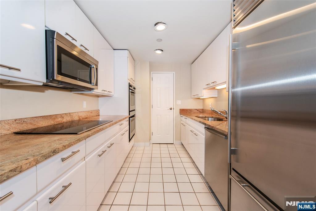 900 Palisade 18N