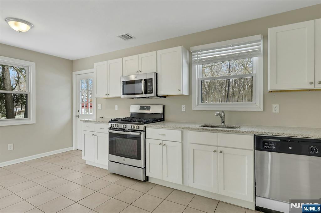 8 Iroquois Avenue