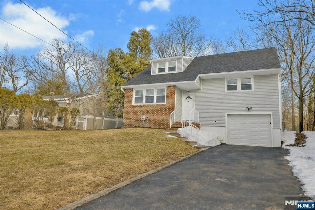 8 Iroquois Avenue