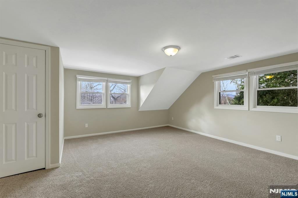 8 Iroquois Avenue