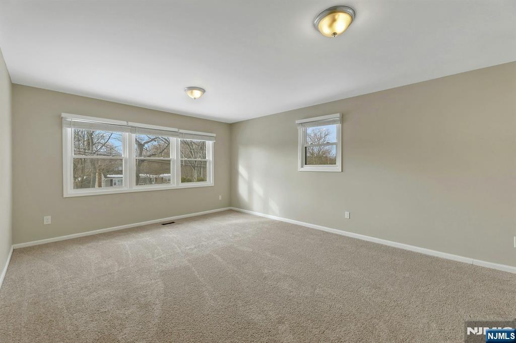 8 Iroquois Avenue