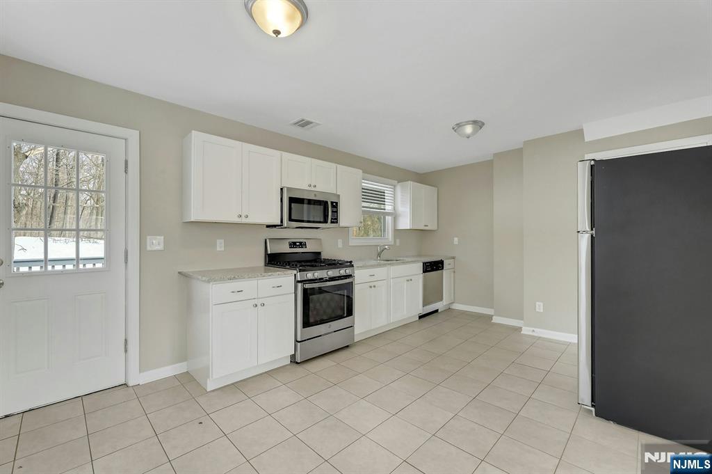 8 Iroquois Avenue
