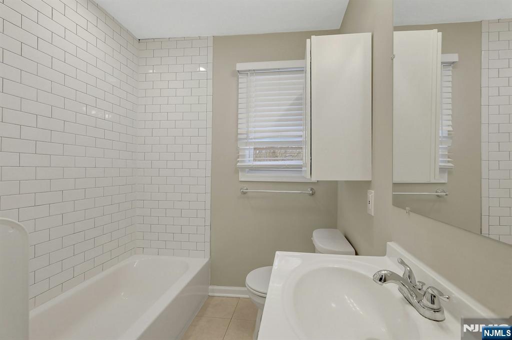 8 Iroquois Avenue