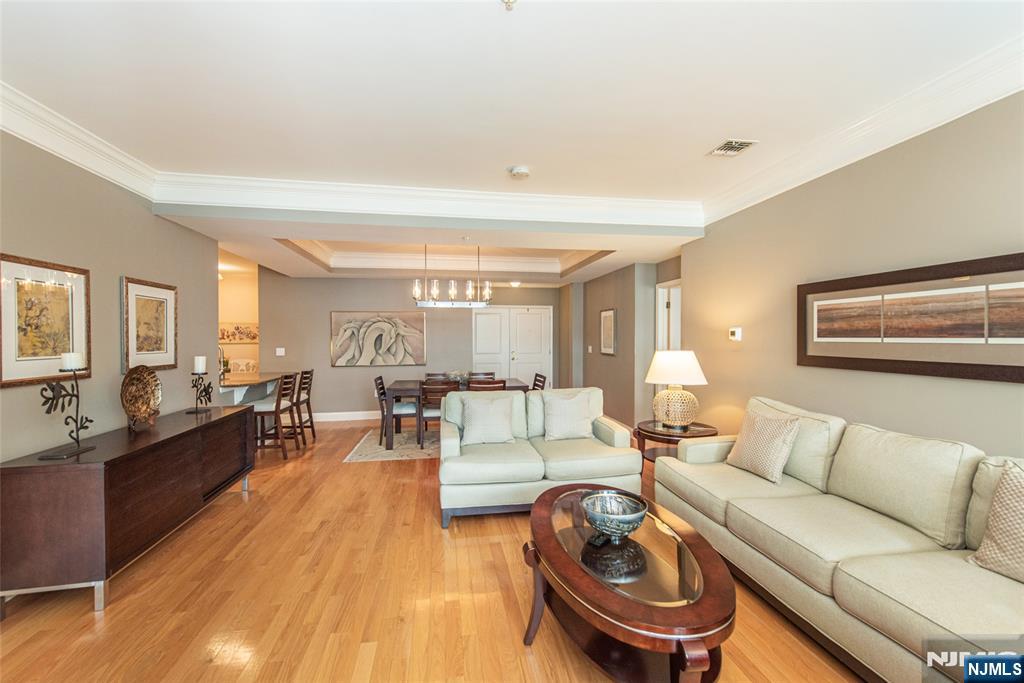 6105 Harcourt