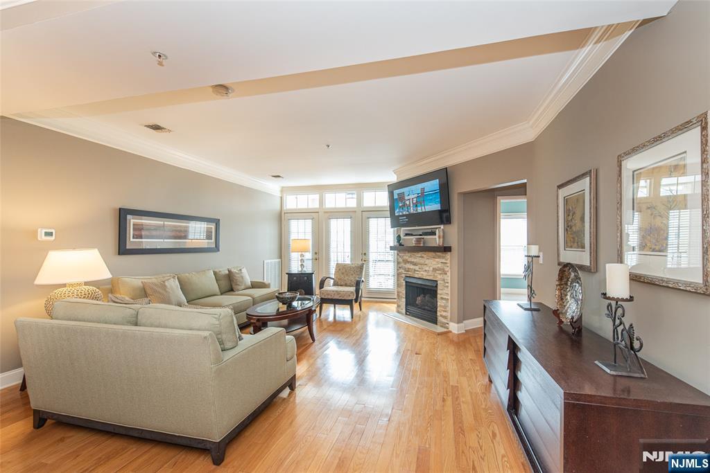 6105 Harcourt