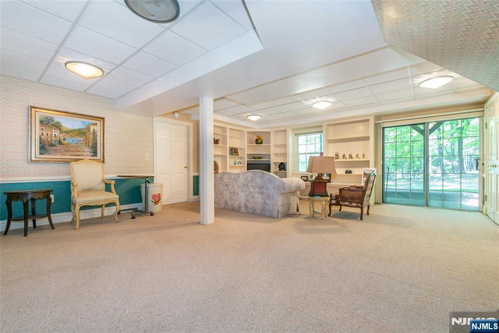 8 Tomahawk Drive