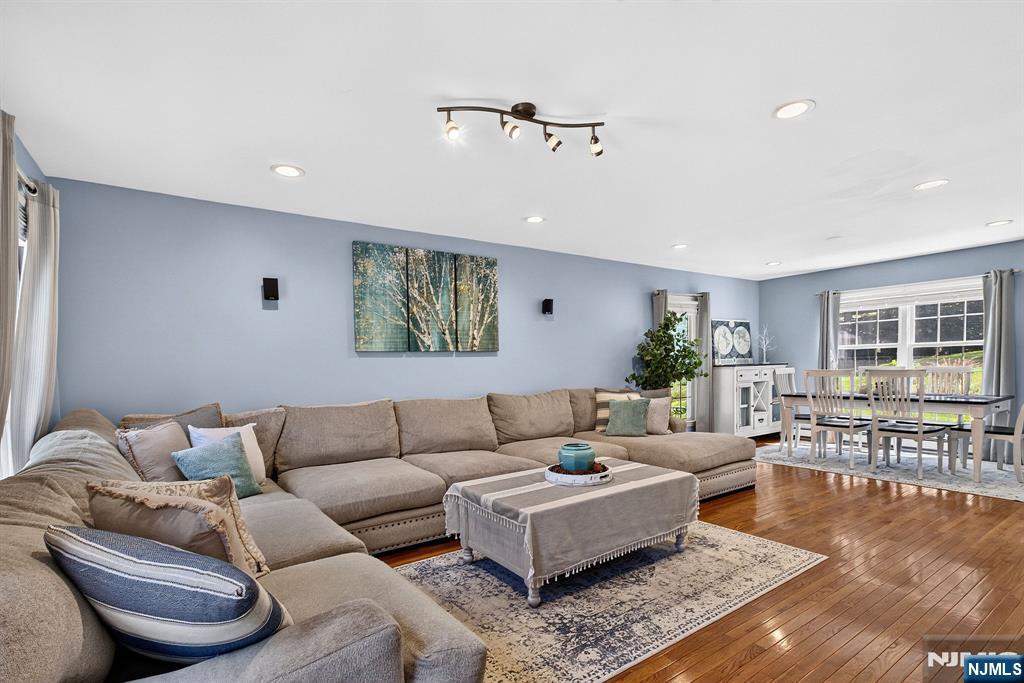 8 Cross Oak Lane