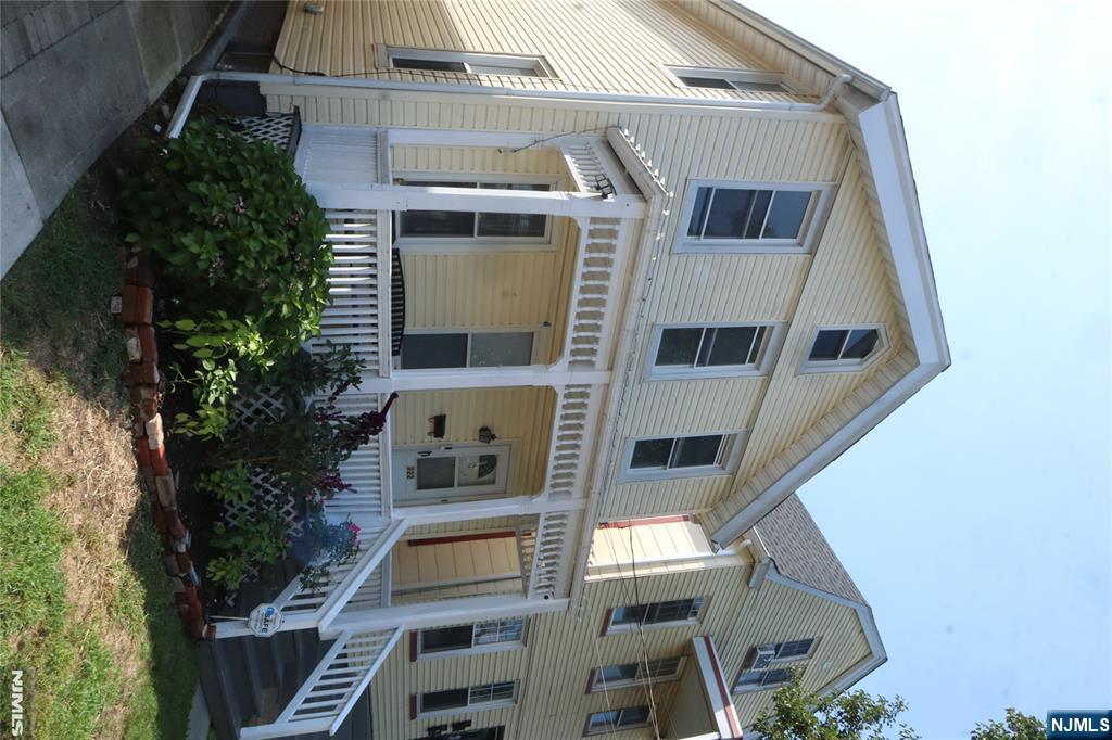 322 Hawthorne Street