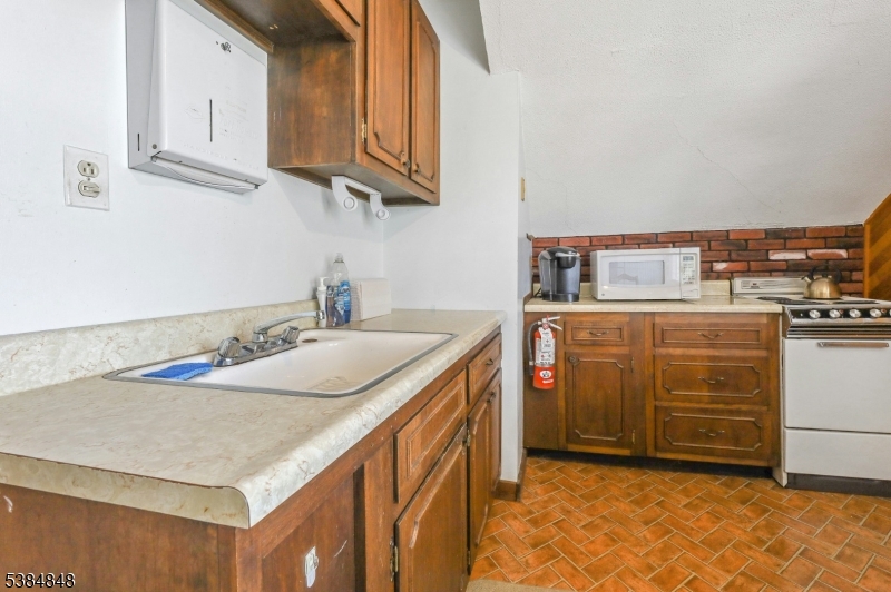 782 Valley Rd