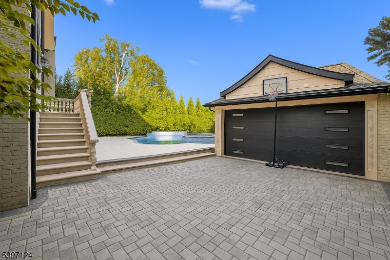 1096 Briar Way