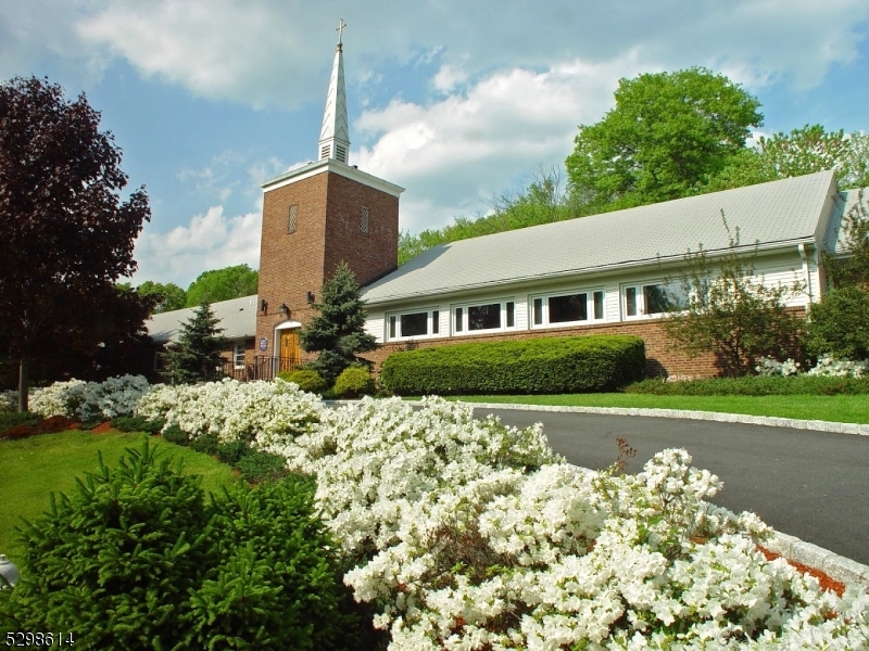 120 Lake Dr E