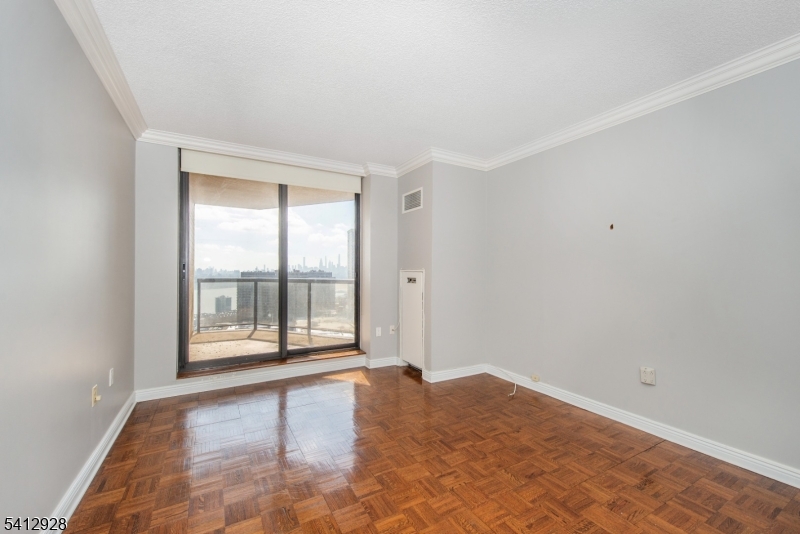 900 Palisade Ave
