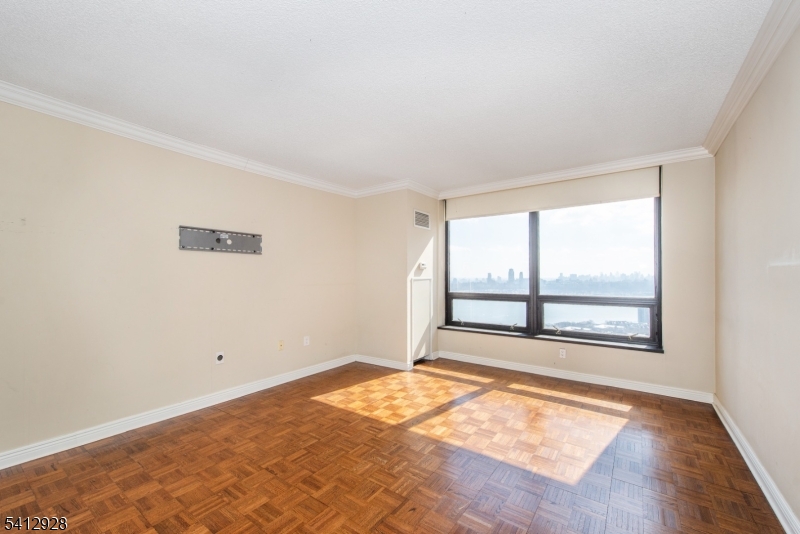 900 Palisade Ave