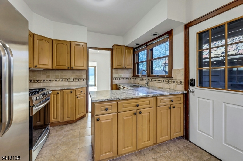 10 Lake Drive West
