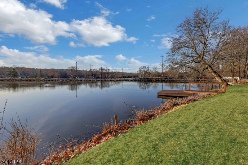 10 Lake Drive West