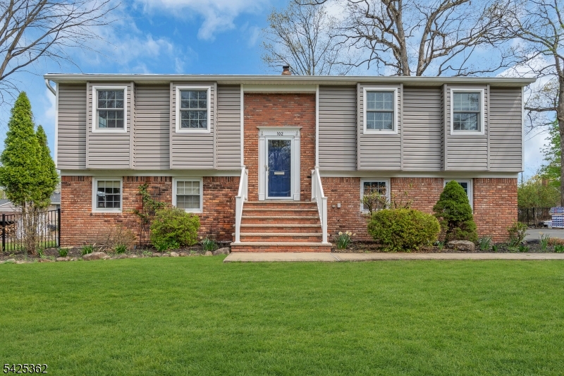 102 Hillcrest Dr