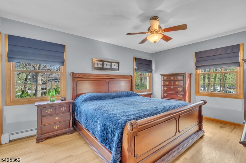 102 Hillcrest Dr
