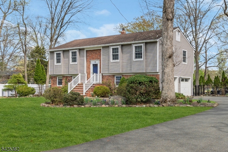 102 Hillcrest Dr