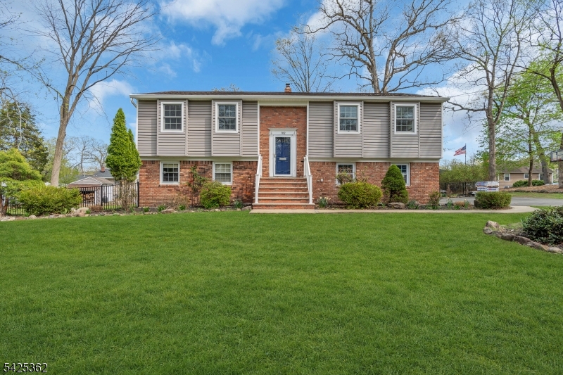 102 Hillcrest Dr