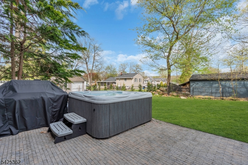102 Hillcrest Dr