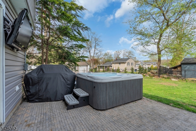 102 Hillcrest Dr