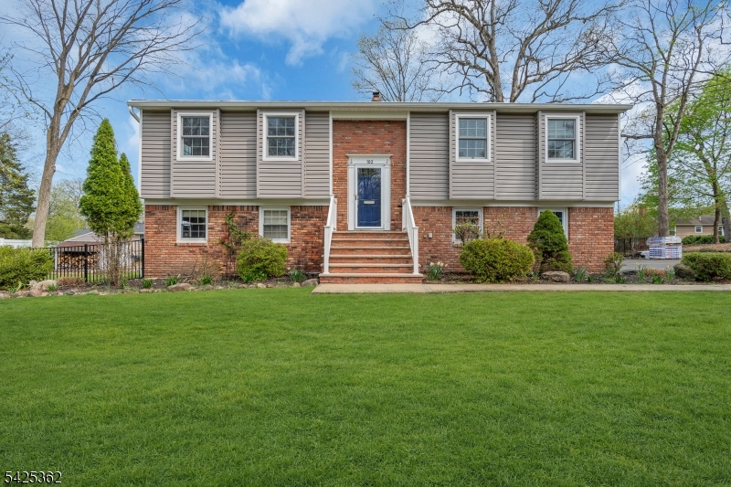 102 Hillcrest Dr