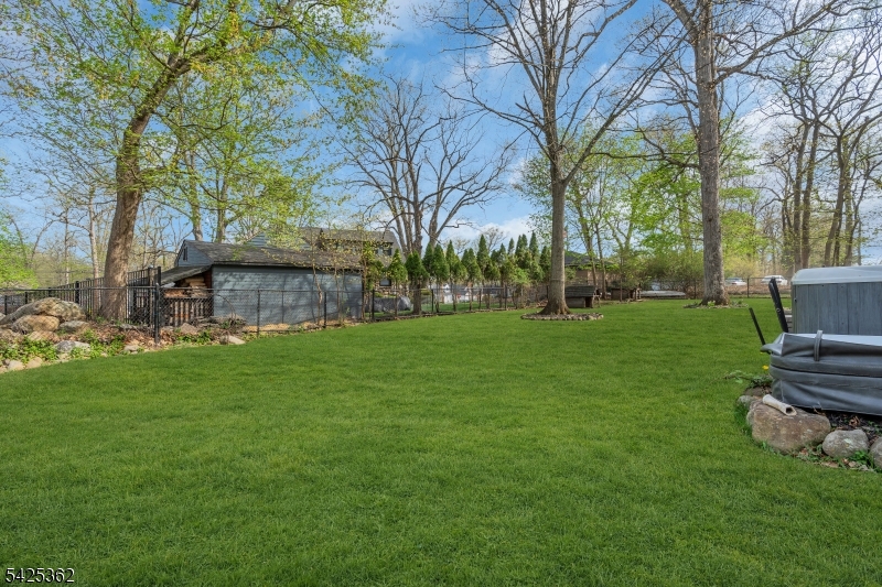 102 Hillcrest Dr