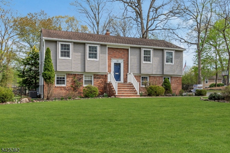102 Hillcrest Dr