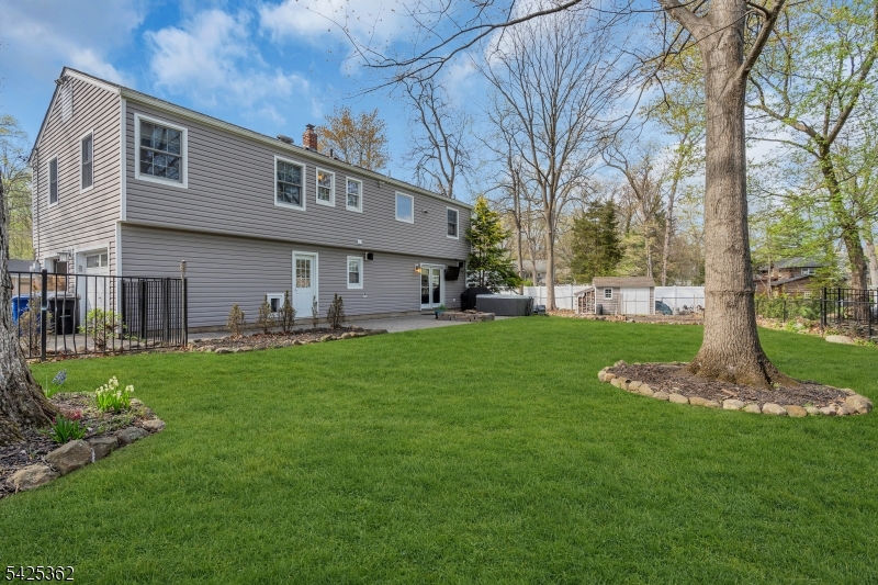 102 Hillcrest Dr