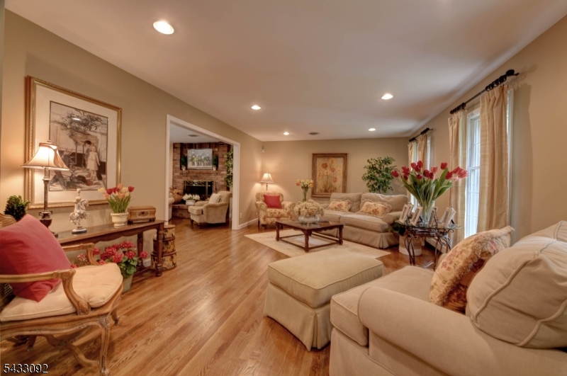 71 Cheshire Ln